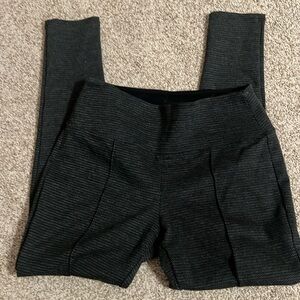 Apt 9 gray/black legging style trousers. Skinny leg. Stretchy.